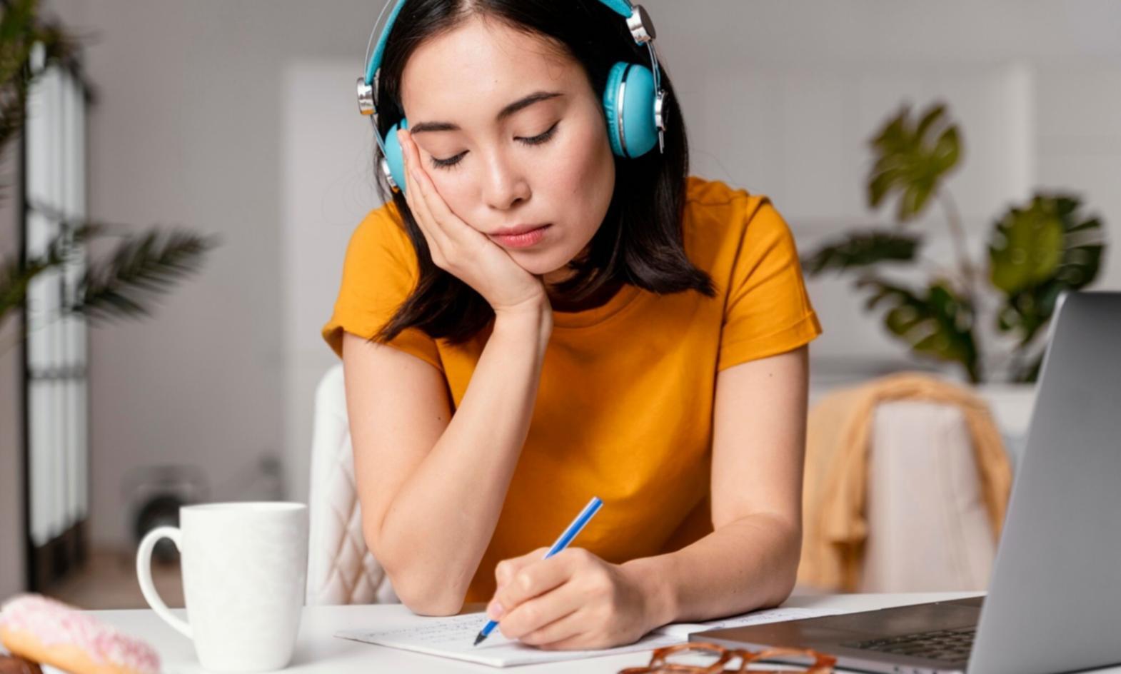 Grupo de asistentes compartiendo experiencias sobre gestión financiera personal