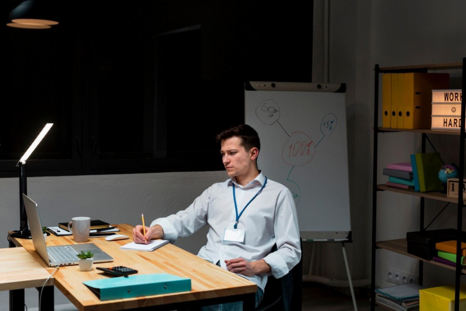 Profesional analizando gráficos de rendimiento financiero