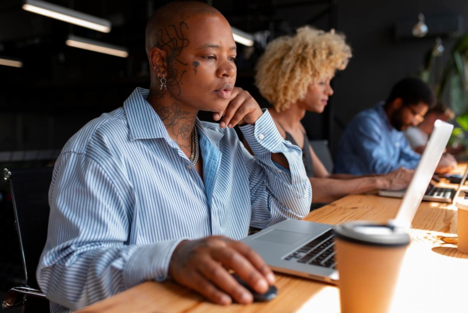 Estudiantes trabajando en análisis financiero con documentos y calculadoras