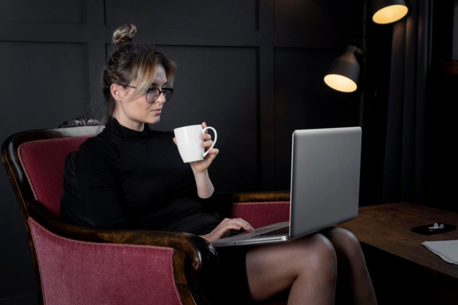 Grupo de profesionales en sesión de formación financiera analizando gráficos